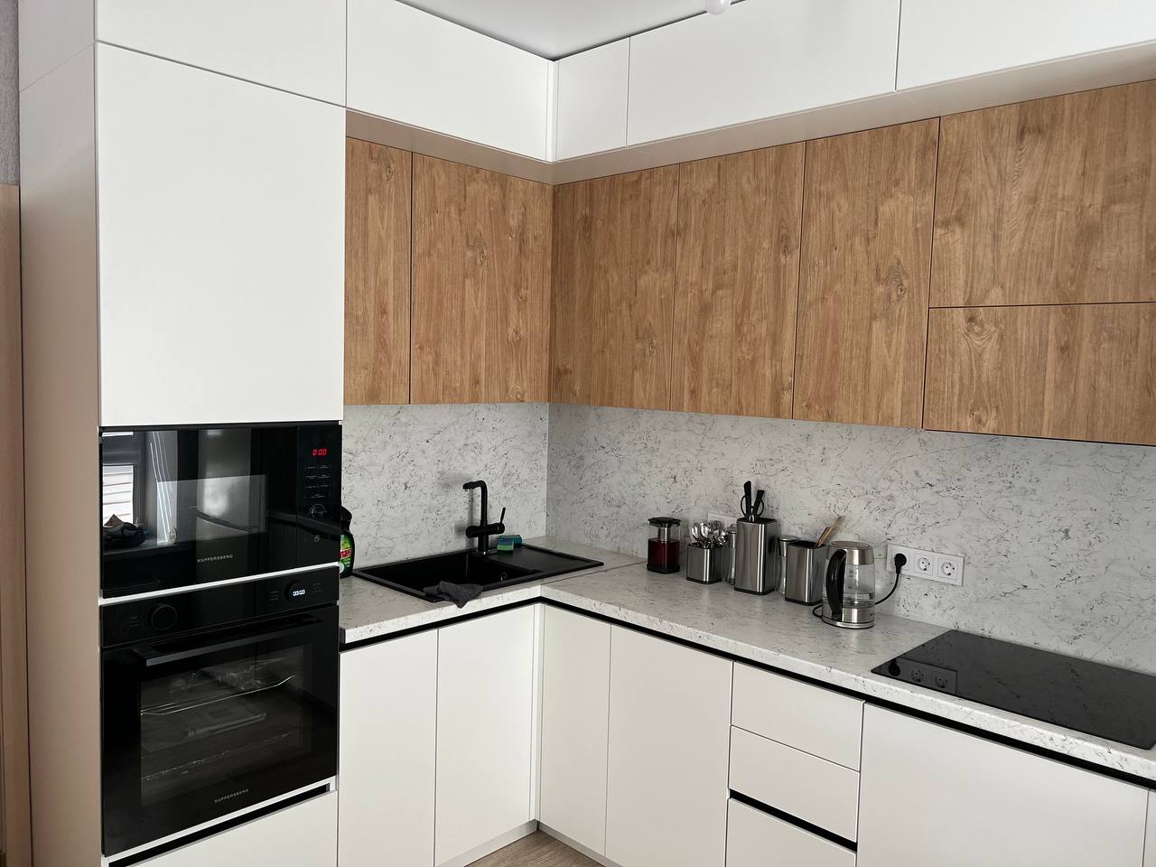 Кухня угловая скандинавская — Белый и дерево